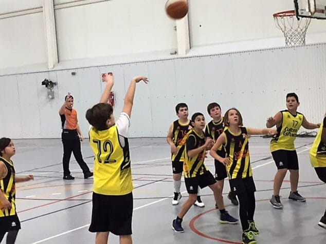 un alevin lanzando a canasta