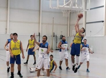 un dianense lanzando a canasta ante el v 74 villena