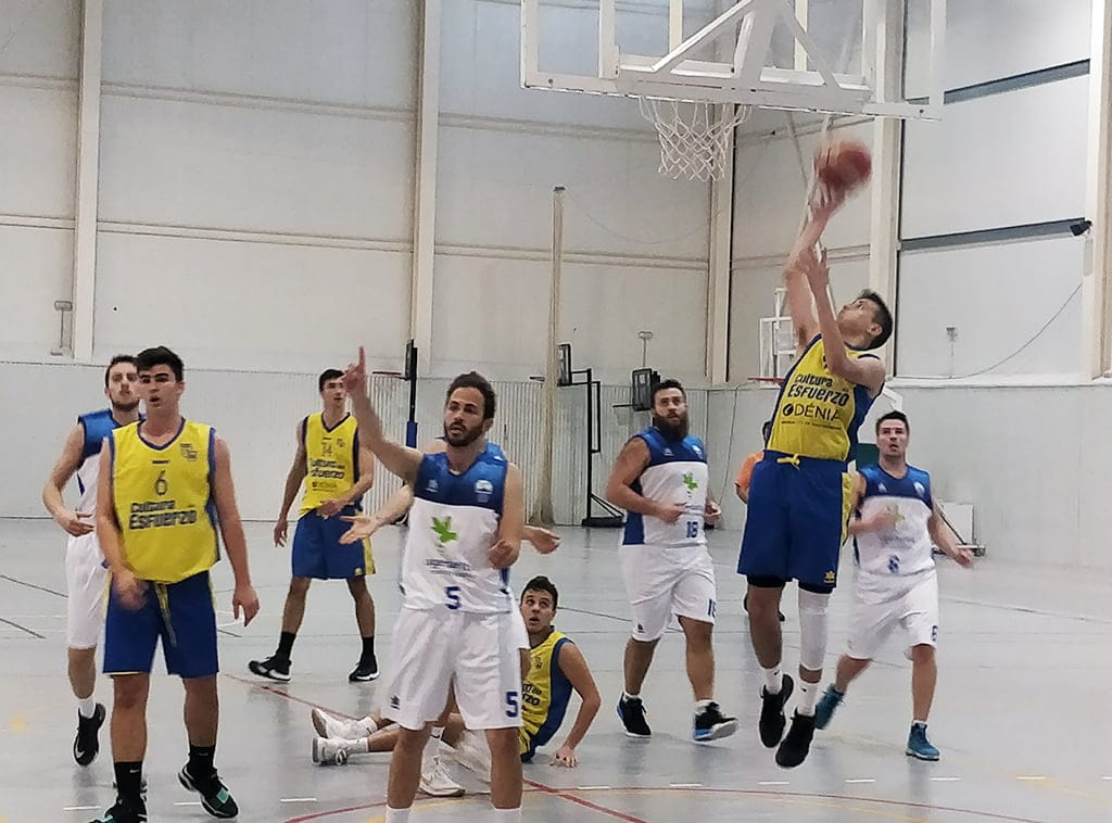 un dianense lanzando a canasta ante el v 74 villena