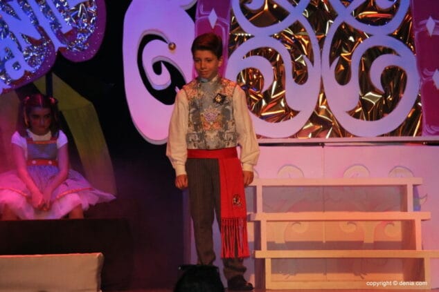 Celia Llorens es proclamada fallera mayor infantil del Oeste entre juguetes y sueños que se hacen realidad 7 10 presentacion infantil falla oeste 2018 presidente infantil