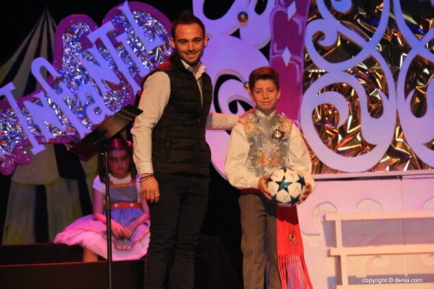 Celia Llorens es proclamada fallera mayor infantil del Oeste entre juguetes y sueños que se hacen realidad 8 11 presentacion infantil falla oeste 2018 exaltacion de aitor
