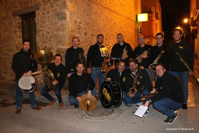 15 visita de casales y bandos falleros cachorras band