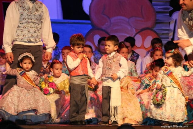 Celia Llorens es proclamada fallera mayor infantil del Oeste entre juguetes y sueños que se hacen realidad 14 18 presentacion infantil falla oeste 2018 xicalla