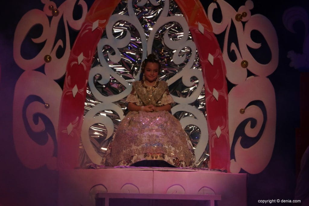 Celia Llorens es proclamada fallera mayor infantil del Oeste entre juguetes y sueños que se hacen realidad 2 19 presentacion infantil falla oeste 2018 celia llorens