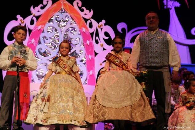 Celia Llorens es proclamada fallera mayor infantil del Oeste entre juguetes y sueños que se hacen realidad 30 34 presentacion infantil falla oeste 2018 con la fallera mayor infantil de denia