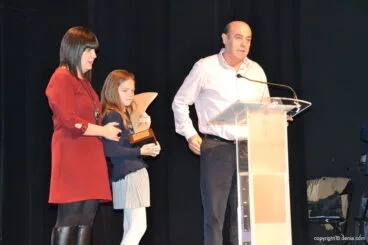 Abuelo de Silvia Bordes agradeciendo el premio