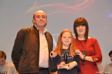 Abuelo y hermana de Silvia Bordes con su trofeo