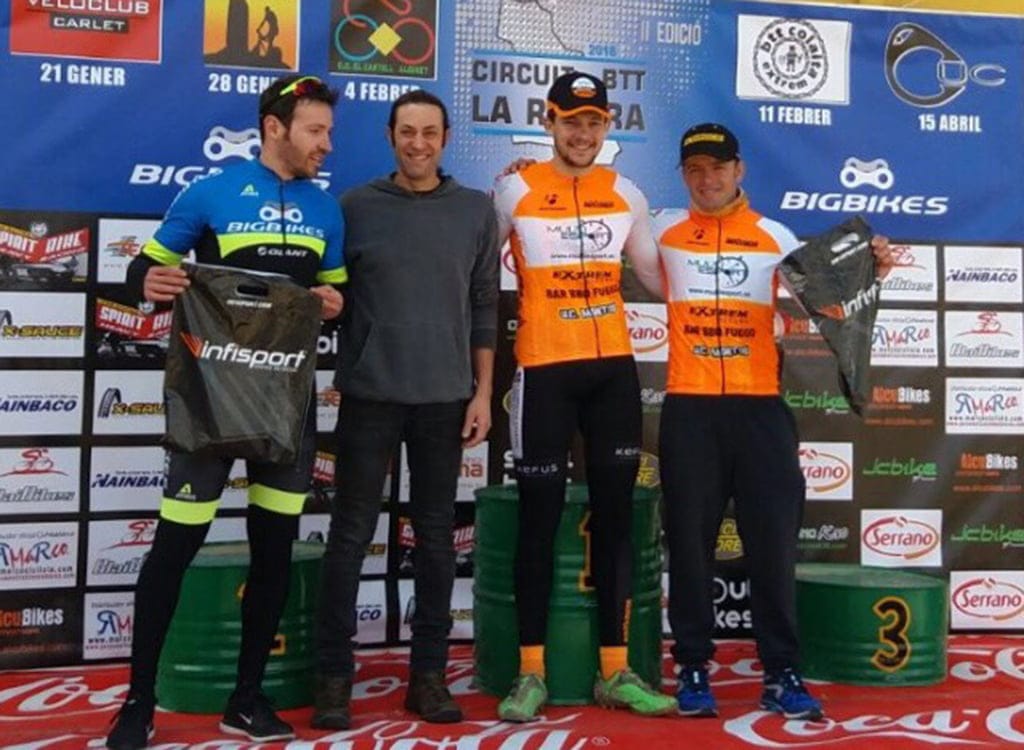 alejandro segui y roberto gomez en el podio de llombai