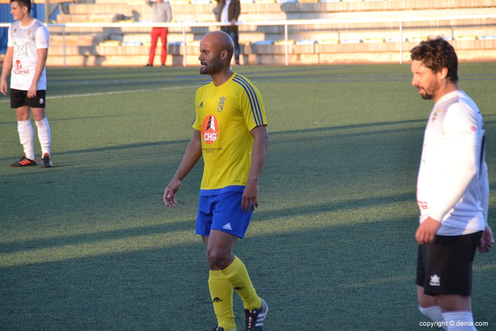 alfi vigilado por un defensa