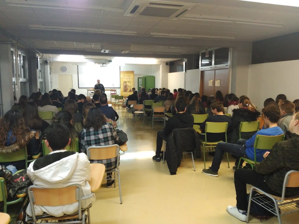Los poemas de María Ibars llegan a los alumnos del IES Historiador Chabàs gracias a la MACMA 1 alumnos del ies chabas