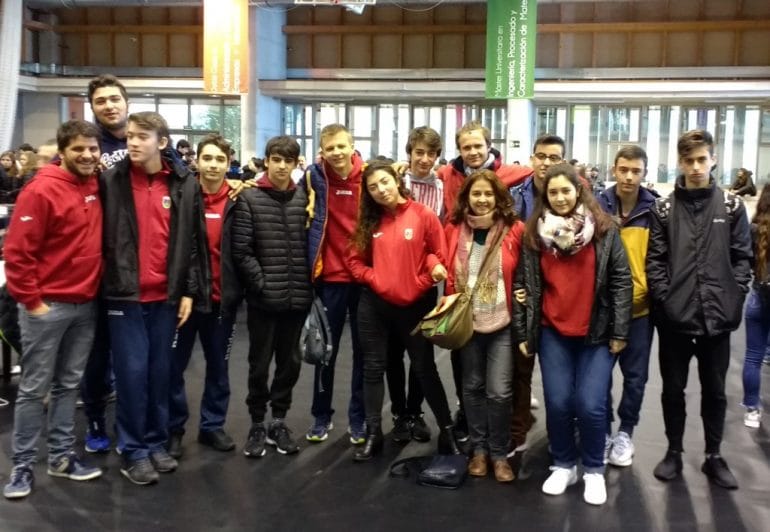 Alumnos del Paidos en un concurso de robótica