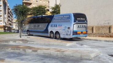 autobus saliendo de la estacion de denia