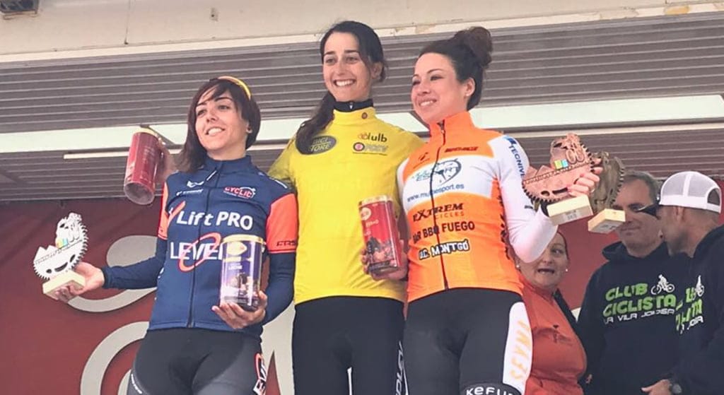 ayda parra en el podio de la vila