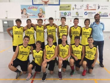 Bernando Sanz con uno de los equipos del Dénia Básquet