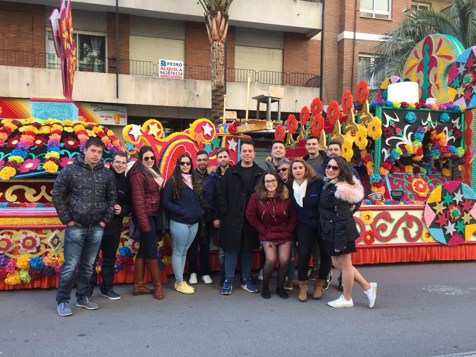 La carroza de Les Roques desfiló por las calles de Gandía 1 carroza de les roques en gandia