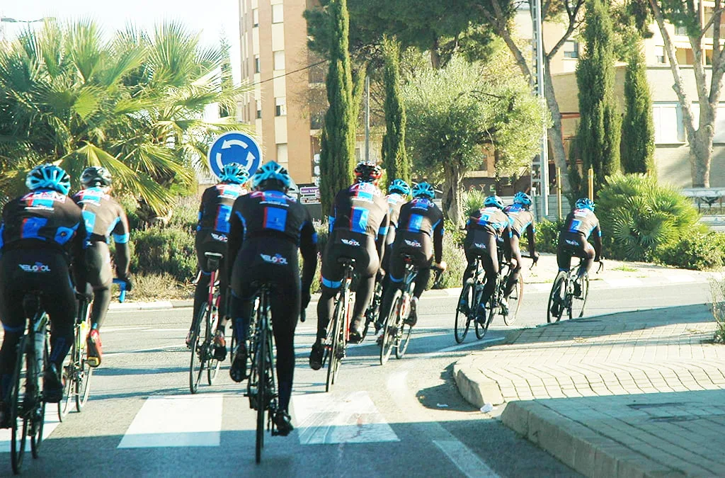 La <em>Volta Ciclista a la Marina</em> celebra su quinta etapa en Dénia 2 ciclistas del equiupo velosol