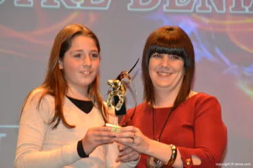Claudia Lledó Ros con su trofeo