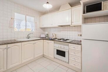 Cocina amplia blanca Aguila Rent a Villa