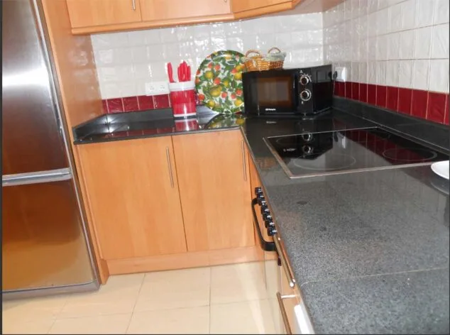 Serviden te presenta este apartamento cercano a la playa para tus vacaciones en Dénia 5 cocina del apartamento serviden