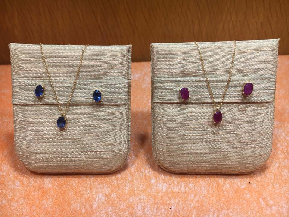 Conjunto colgante y pendientes en oro Montados con rubí y zafiro