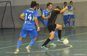 defensores dianenses buscando la pelota
