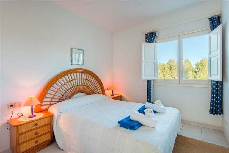 Dormitorio luminoso en Al Khalif Aguila Rent a Villa
