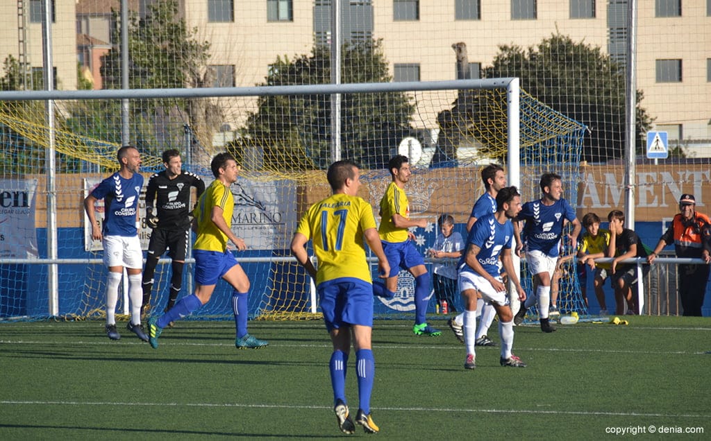 el denia atacando la defensa del tous