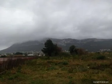 El Montgó cubierto por nubes