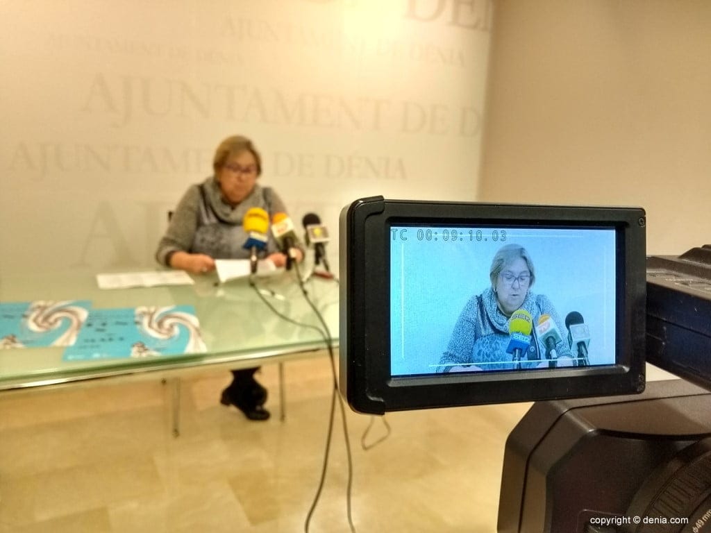 elisabet cardona presenta la programacion del dia de la mujer en denia
