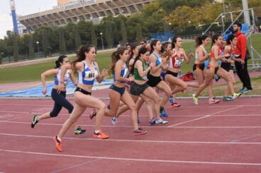 emma fornes tomando la salida de los 800 metros