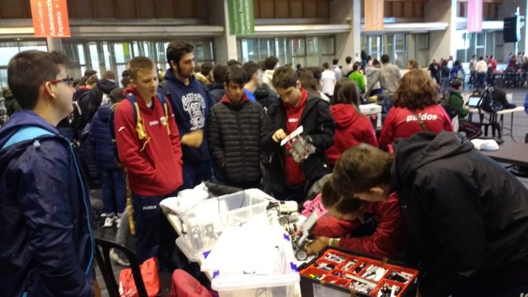 Estudiantes del Paidos en un concurso de robótica