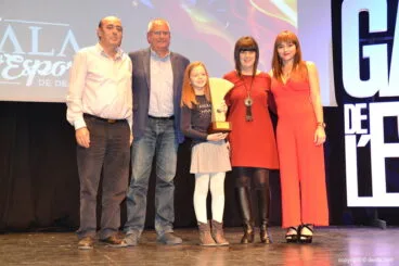 Familiares de Silvia Bordes con el premio a la mejor deportista del 2017