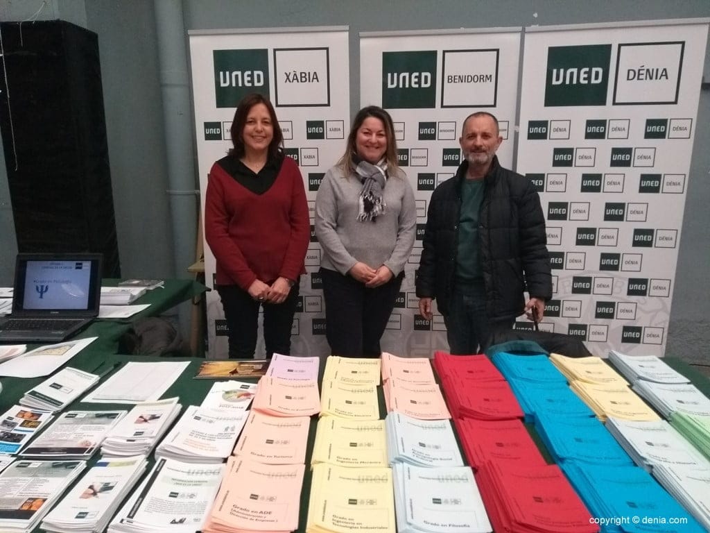 La UNED atiende a futuros alumnos en la Feria del Estudiante 'Orienta't' celebrada en Dénia 1 feria del estudiante en denia uned 1