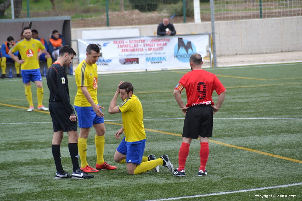 ferran molina en el suelo