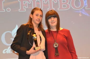 Fiamma Benítez con su trofeo