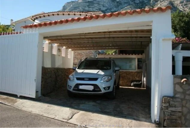 Vacation Villas dispone de una hermosa casa a la venta cercana al Montgó de Dénia 2 garaje del chalet a la venta en vacation villas
