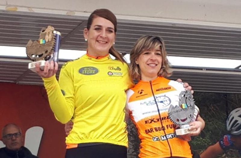 gloria medina en el podio de la vila