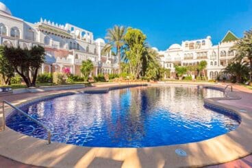 gran piscina comunitaria al kalif aguila rent a villa