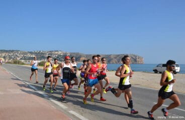 grupo de atletas en el primer montanar de xabia