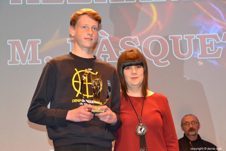 Iván Alexandrov con su trofeo
