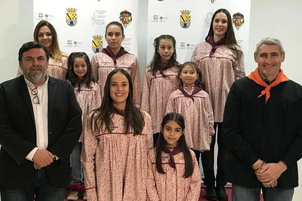 Jaume Bertomeu, fallero ejemplar 2018: "Todos los que dedican tiempo a las fallas son falleros ejemplares" 2 jaume bertomeu junto a las fallera mayores de denia y sus cortes de honor