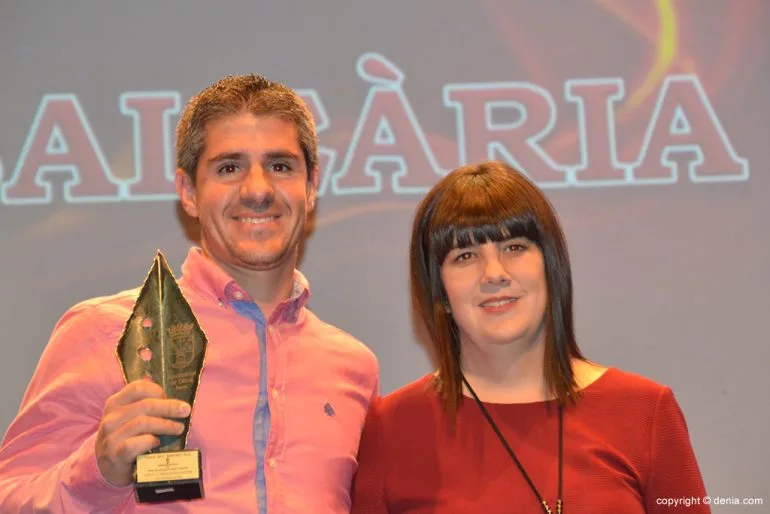 Jorge Jorro con  el trofeo a la Volta a Peu a Dénia