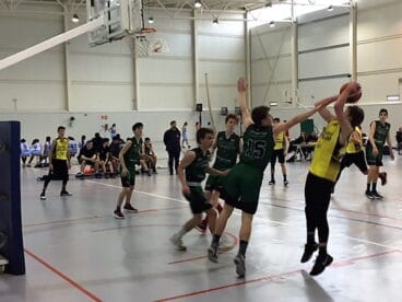 Jugador cadete dianense lanzando a aro