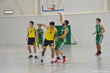 jugador calpino lanzando a canasta