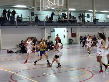 Jugadora junior entrando a canasta