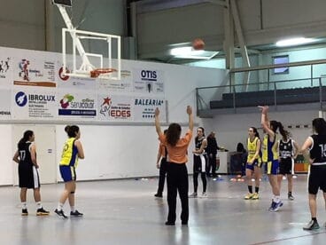 jugadora junior lanzando un tiro libre