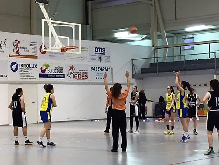 jugadora junior lanzando un tiro libre