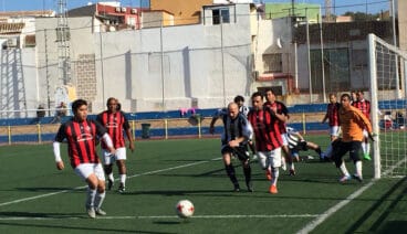jugadores de kamarca denia luchando ante los del conjunto de ecolatinos cd