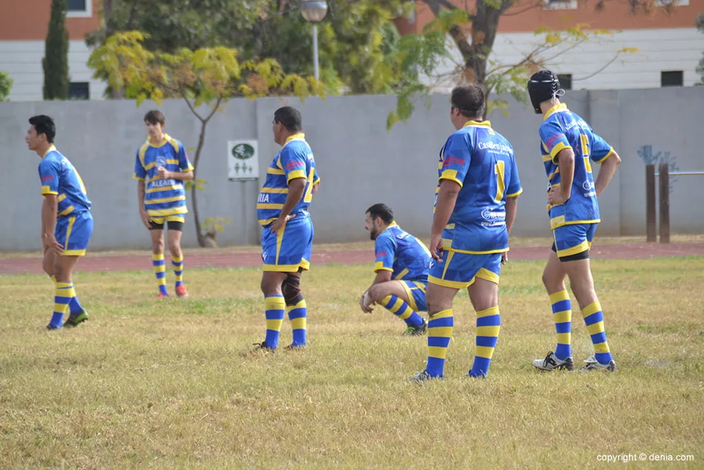 Paseo del Dénia Rugby en su visita al campo del Tatami Valencia (0-85) 3 jugadores del denia rugby club durante un encuentro