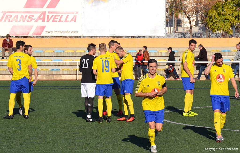 jugadores dianenses antes del arranque de un partido
